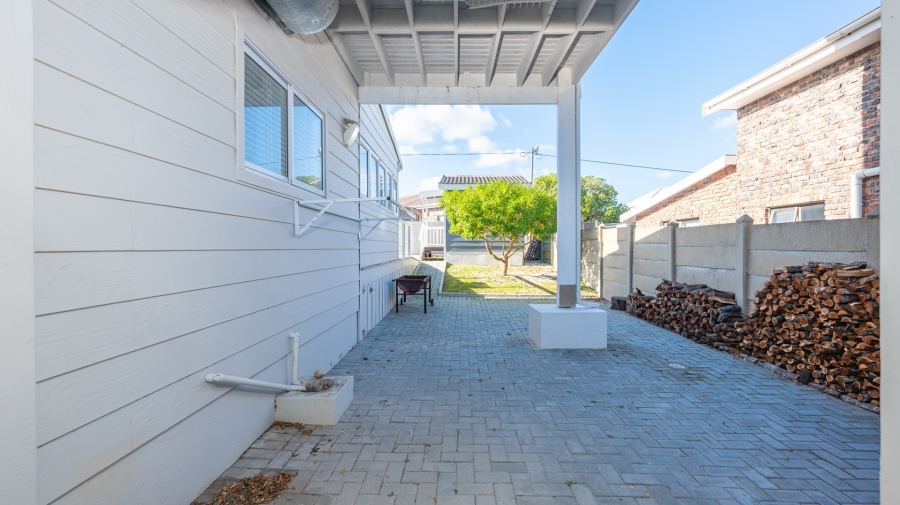 4 Bedroom Property for Sale in Struisbaai Western Cape